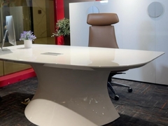 Mesa executiva pintada futurista