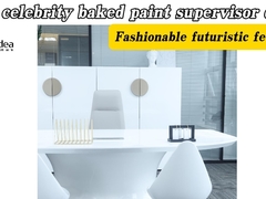 A mesa do supervisor de pintura de celebridades da TV.