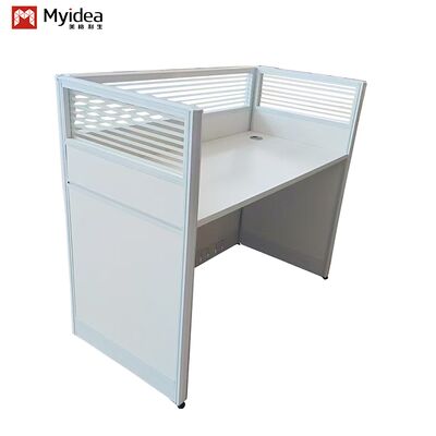 Fabricação de mesas modernas de madeira com tampos de vidro para estações de trabalho de escritório